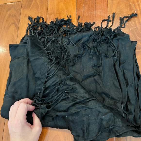 Glossy black scarf with tassels - Picture 3 of 3